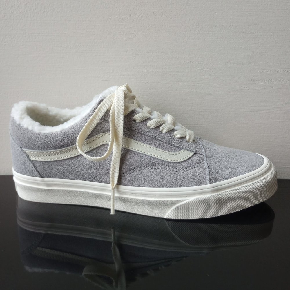 Vans Men's Old Skool Cozy Hug Suede/Faux Fur Sneaker in Drizzle/Marshmallow